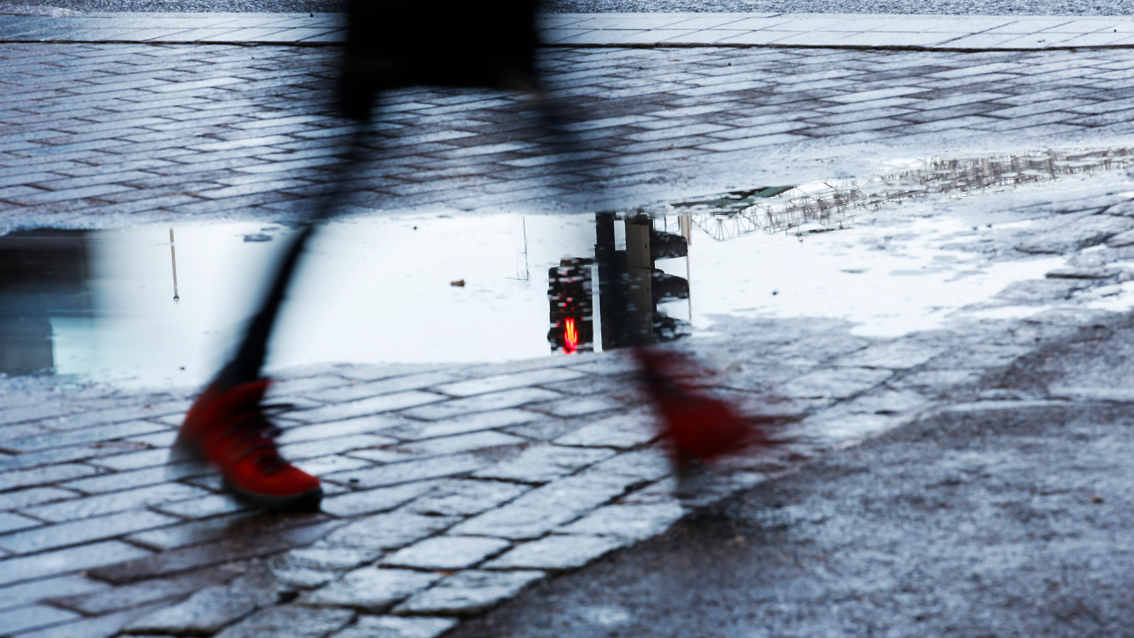 Katu. kävely, lätäkkö, liikennevalot