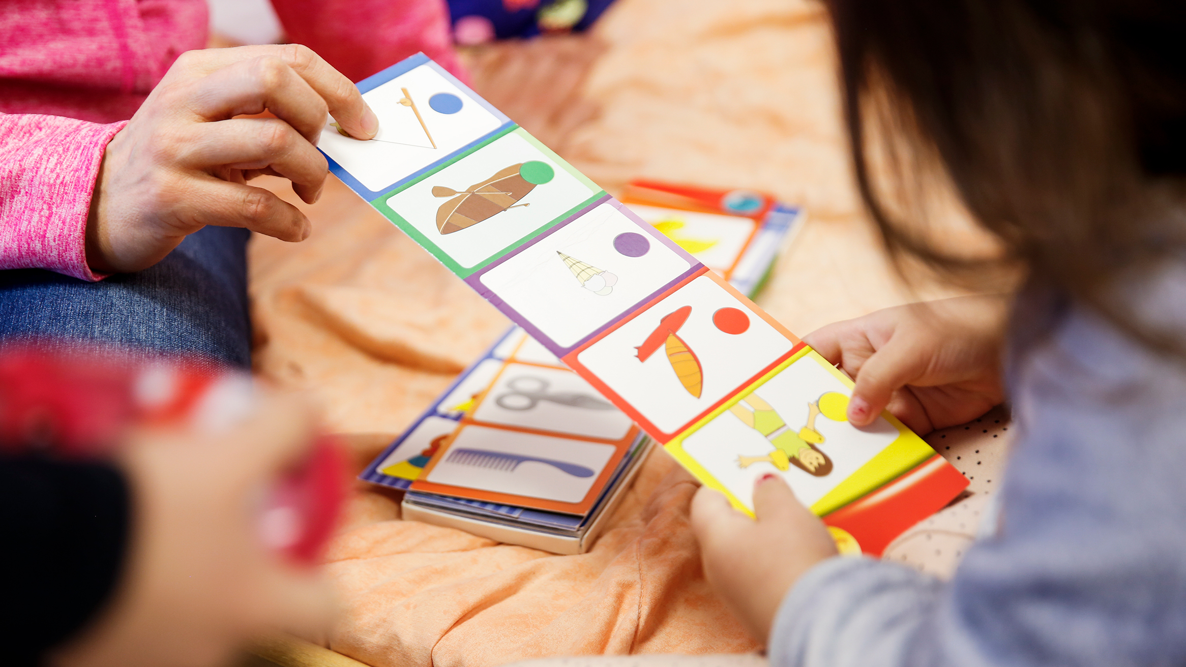 Alakoulu, varhaiskasvatus, lapsi laskee sormilla