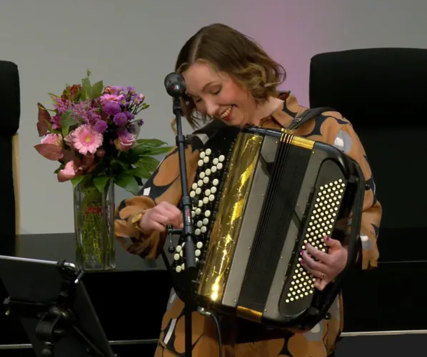 Jonna Pirttijoki-Helanen laulaa ja soittaa harmonikkaa