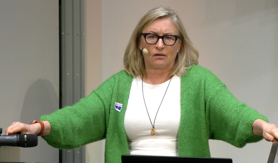 Katja St&aring;hl puhumassa