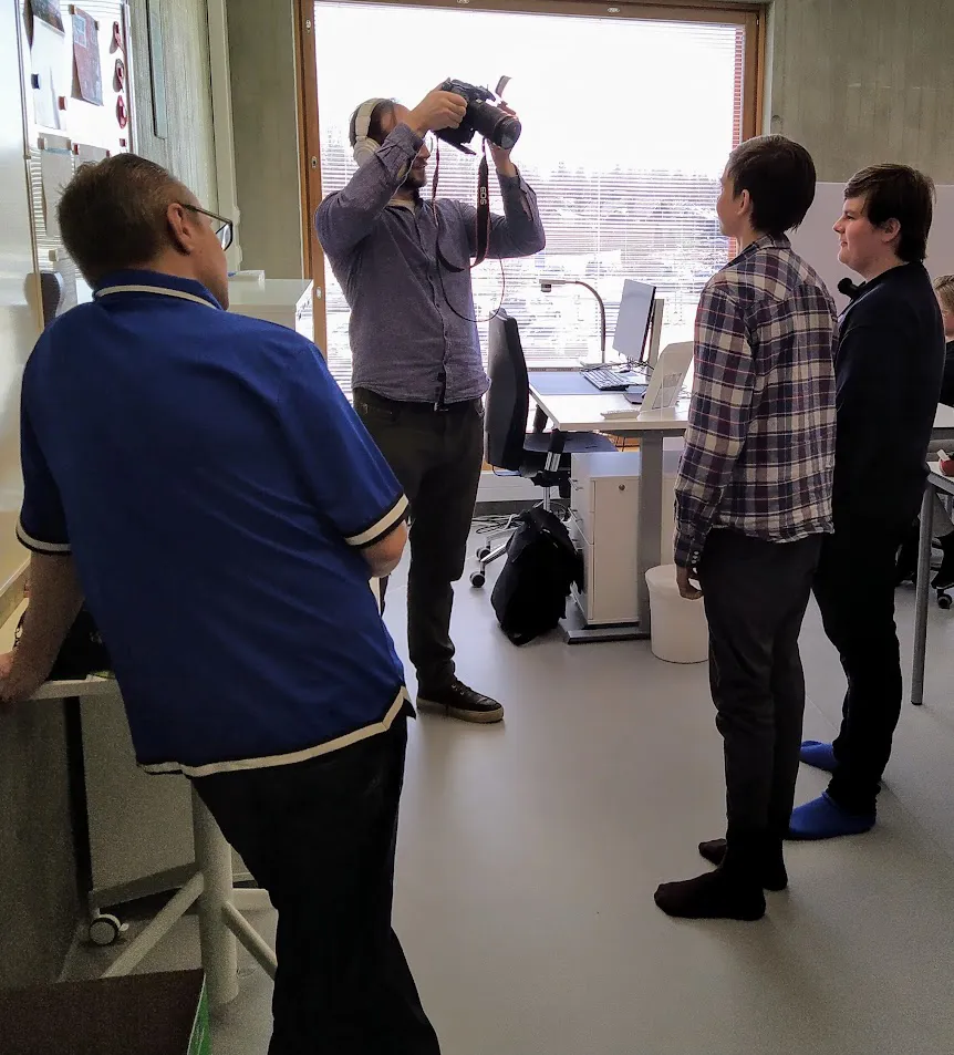 Petri Kuikka ja Kalle Niskala opastamassa oppilastoimittajia