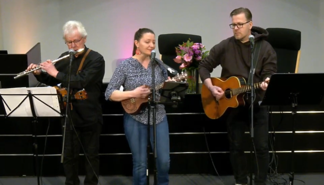 Masa Luhtala, Minerva Kallio-Nisula ja Ilpo Aro esitt&auml;v&auml;t kappaleen Don't worry be happy