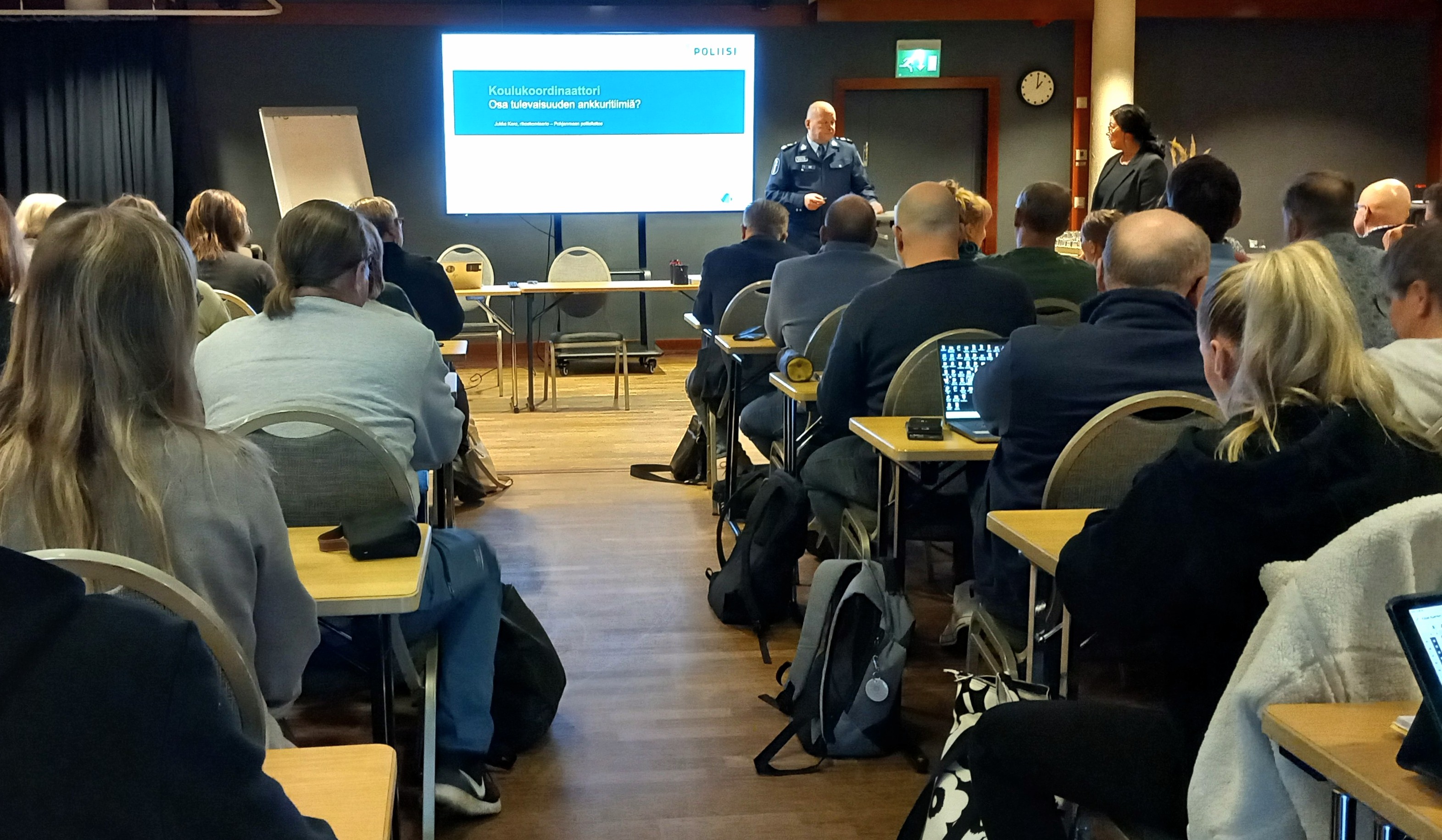 Neuvottelup&auml;ivien osallistujia